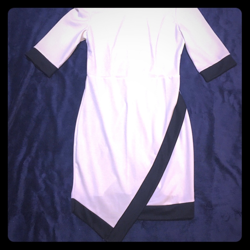 (M) black and white sleeves dress. Asymmetrical V